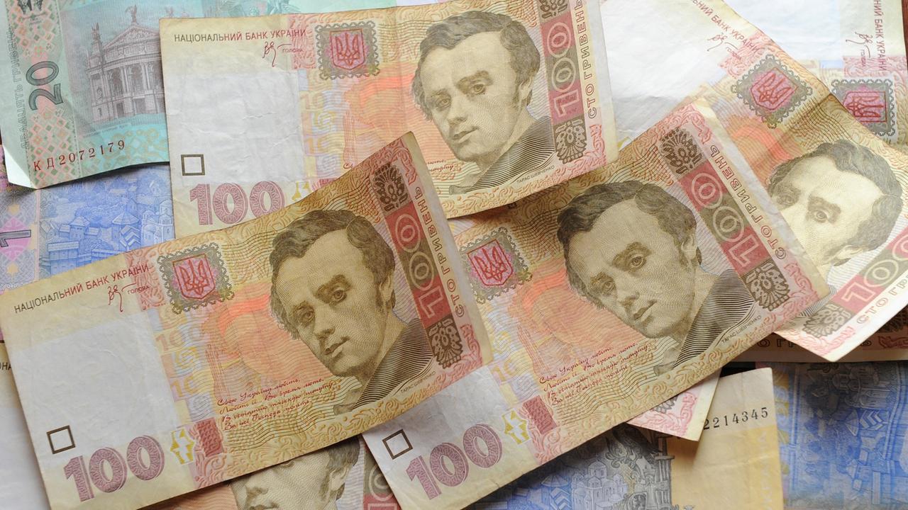 Auf einem Tisch liegen ein Dutzend Geldscheine der ukrainischen Währung Hrywnja, vor allem 1-, 20- und 100-Hrywnja-Scheine. Auf einem Tisch liegen ein Dutzend Geldscheine der ukrainischen Währung Hrywnja, vor allem 1-, 20- und 100-Hrywnja-Scheine.