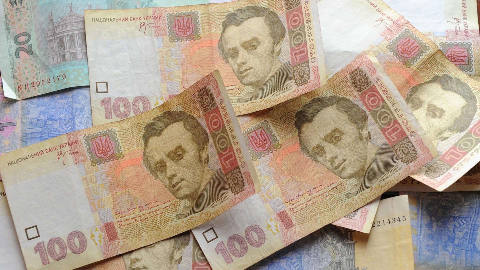 Auf einem Tisch liegen ein Dutzend Geldscheine der ukrainischen Währung Hrywnja, vor allem 1-, 20- und 100-Hrywnja-Scheine. Auf einem Tisch liegen ein Dutzend Geldscheine der ukrainischen Währung Hrywnja, vor allem 1-, 20- und 100-Hrywnja-Scheine.