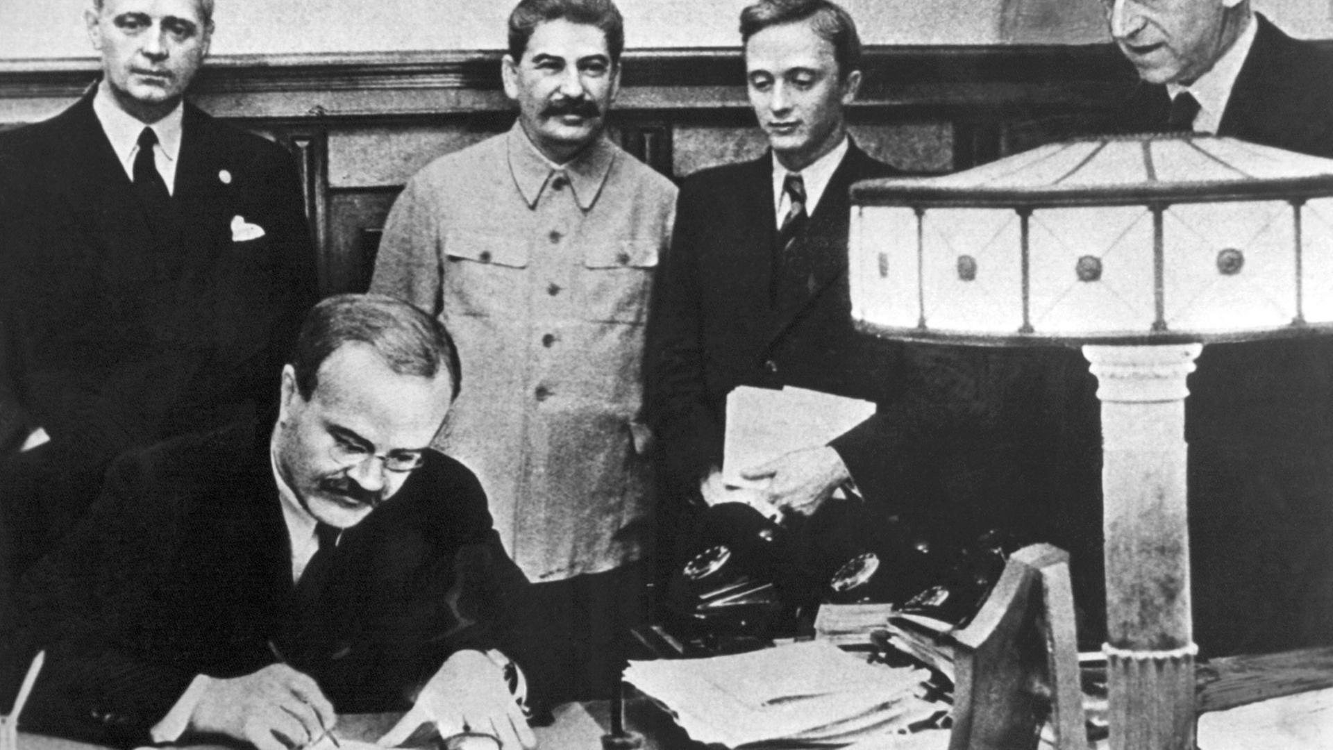 Am 23. August 1939 unterzeichneten der Außenminister des Deutschen Reiches, Joachim von Ribbentrop (l) und der sowjetische Außenminister Wjatscheslaw Molotow (vorn) in Moskau den deutsch-russischen Nichtangriffspakt. Hinten neben Ribbentrop Josef Stalin, ganz rechts Friedrich Gaus, daneben U. Pavlov. Am 23. August 1939 unterzeichneten der Außenminister des Deutschen Reiches, Joachim von Ribbentrop (l) und der sowjetische Außenminister Wjatscheslaw Molotow (vorn) in Moskau den deutsch-russischen Nichtangriffspakt. Hinten neben Ribbentrop Josef Stalin, ganz rechts Friedrich Gaus, daneben U. Pavlov.