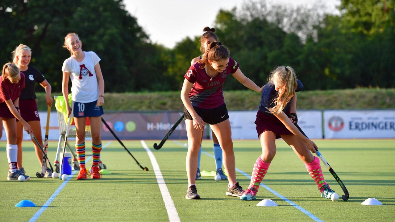 Hockeybegeisterten Mädchen auf dem Spielfeld beim Training mit Philin Bolle. Hockeybegeisterten Mädchen auf dem Spielfeld beim Training mit Philin Bolle.