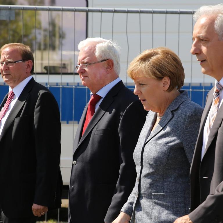 Bundeskanzlerin Angela Merkel besucht gemeinsam mit Sachsens Ministerpräsident Stanislaw Tillich, DRK-Präsident Rudolf Seiters und Heidenaus Bürgermeister Jürgen Opitz die Flüchtlingsunterkunft im sächsischen Heidenau.