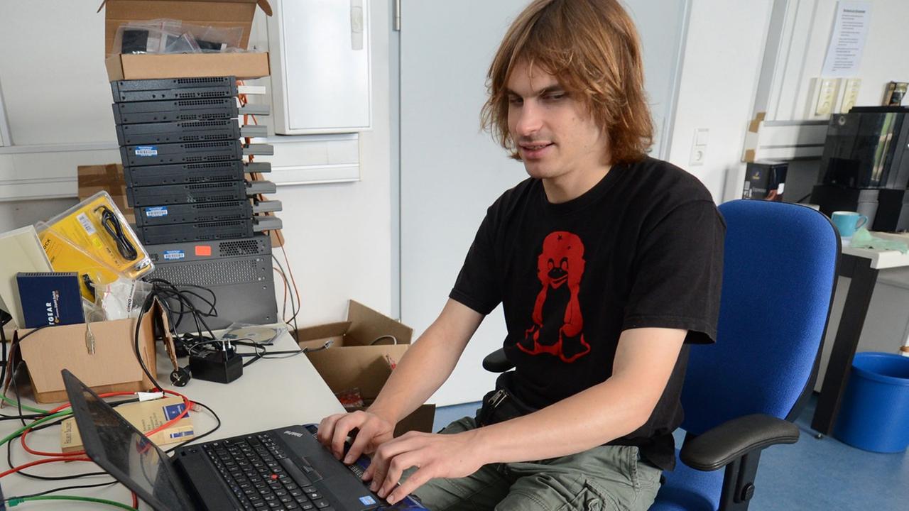 Ein blinder Student liest mit Hilfe einer Braillezeile am Computer. Ein blinder Student liest mit Hilfe einer Braillezeile am Computer.