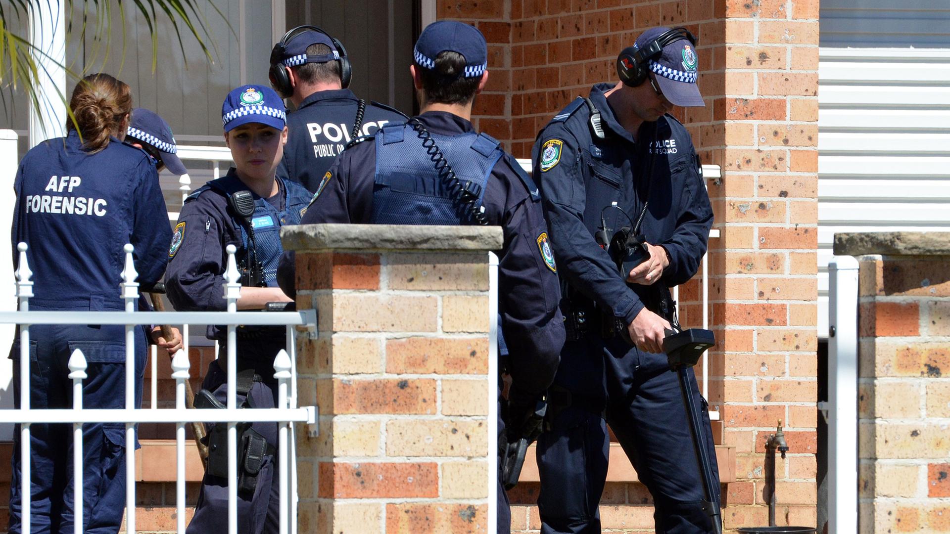 Polizisten durchsuchen im Rahmen eines Anti-Terror-Einsatzes am 18. September 2014 in Sydney ein Gebäude. Polizisten durchsuchen im Rahmen eines Anti-Terror-Einsatzes am 18. September 2014 in Sydney ein Gebäude.