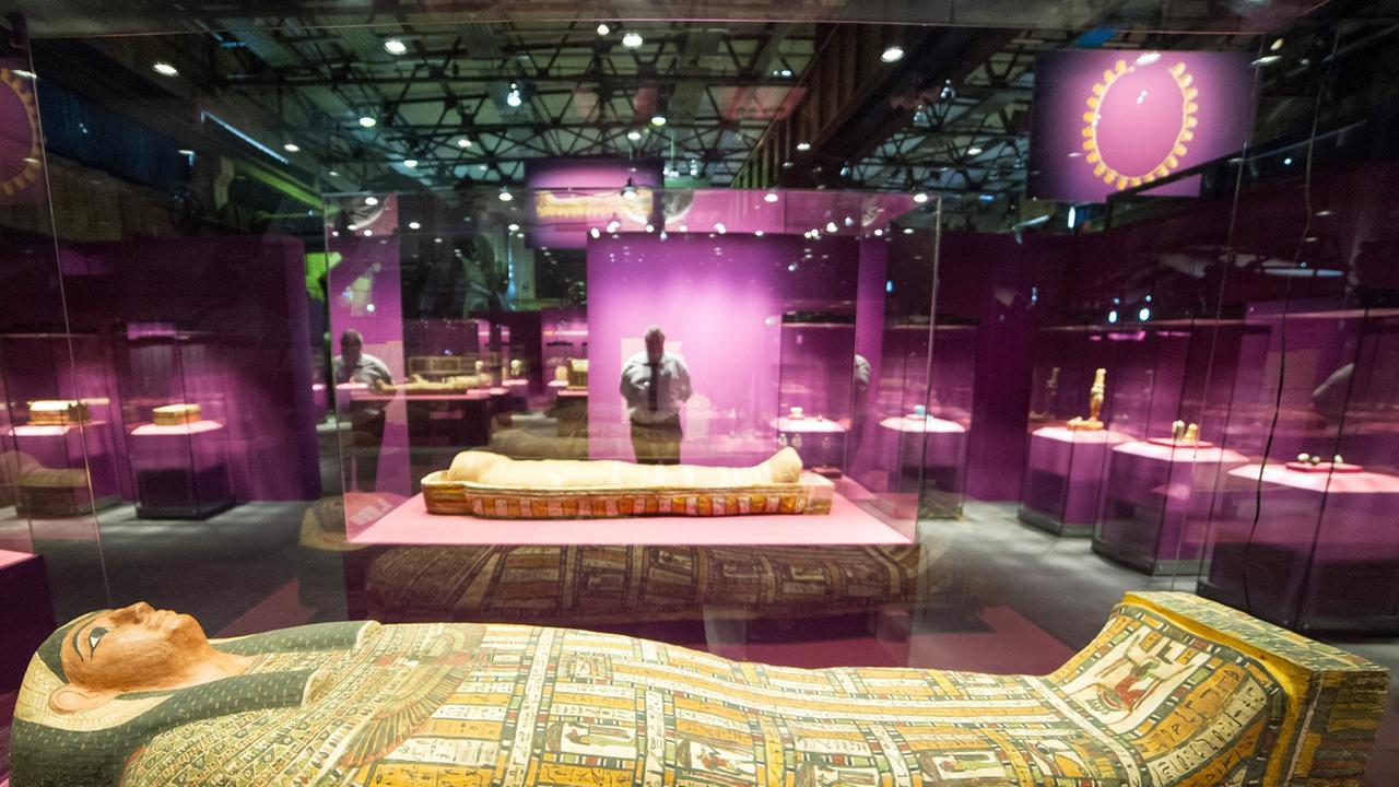 In der Ausstellung "Ägypten - Götter. Menschen. Pharaonen" in der Gebläsehalle des Weltkulturerbes Völklinger Hütte in Völklingen (Saarland) ist der innere Sarg der Tapeni, Tochter des Hohepriesters des Amun, zu sehen. In der Ausstellung "Ägypten - Götter. Menschen. Pharaonen" in der Gebläsehalle des Weltkulturerbes Völklinger Hütte in Völklingen (Saarland) ist der innere Sarg der Tapeni, Tochter des Hohepriesters des Amun, zu sehen.