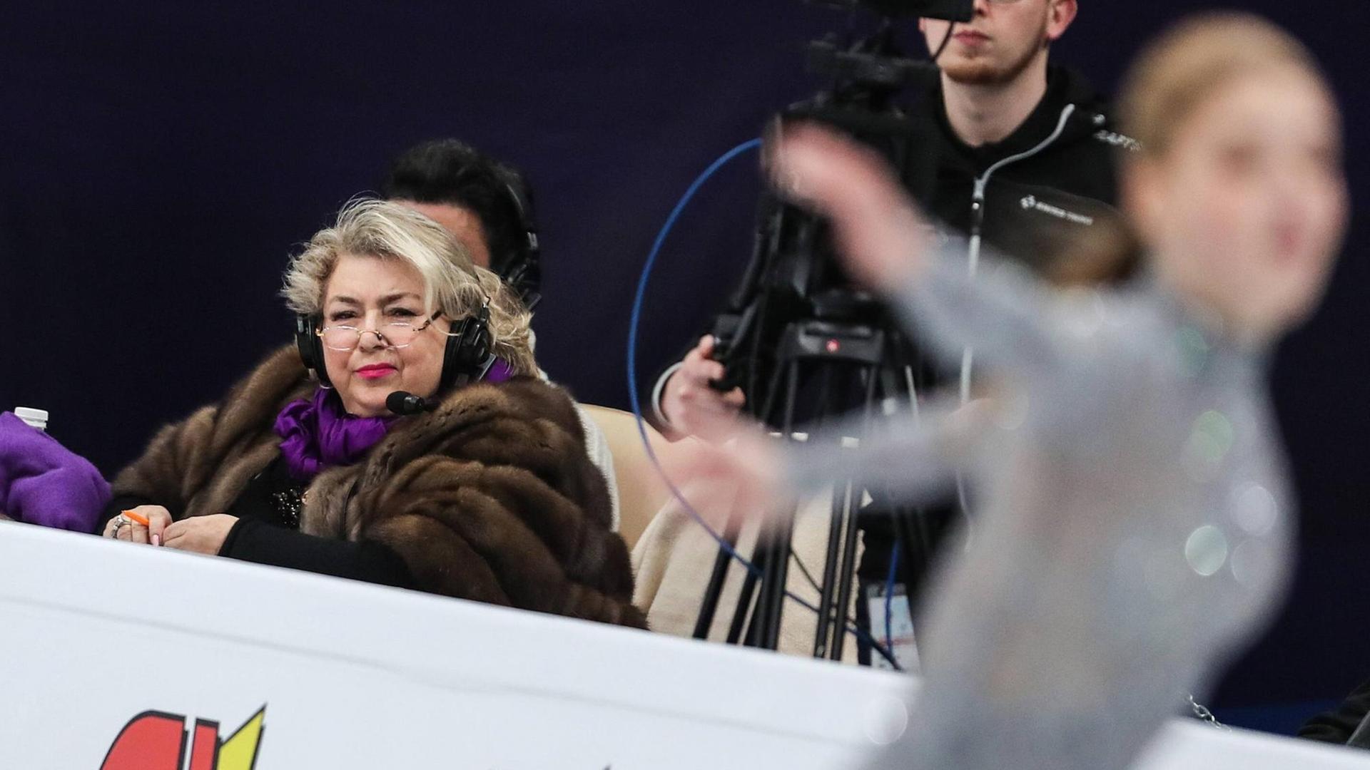 Die ehemalige russische Eiskunstläuferin und -trainerin Tatjana Tarasowa kommentiert einen Eiskunstlaufwettbewerbe für das Fernsehen. Die ehemalige russische Eiskunstläuferin und -trainerin Tatjana Tarasowa kommentiert einen Eiskunstlaufwettbewerbe für das Fernsehen.