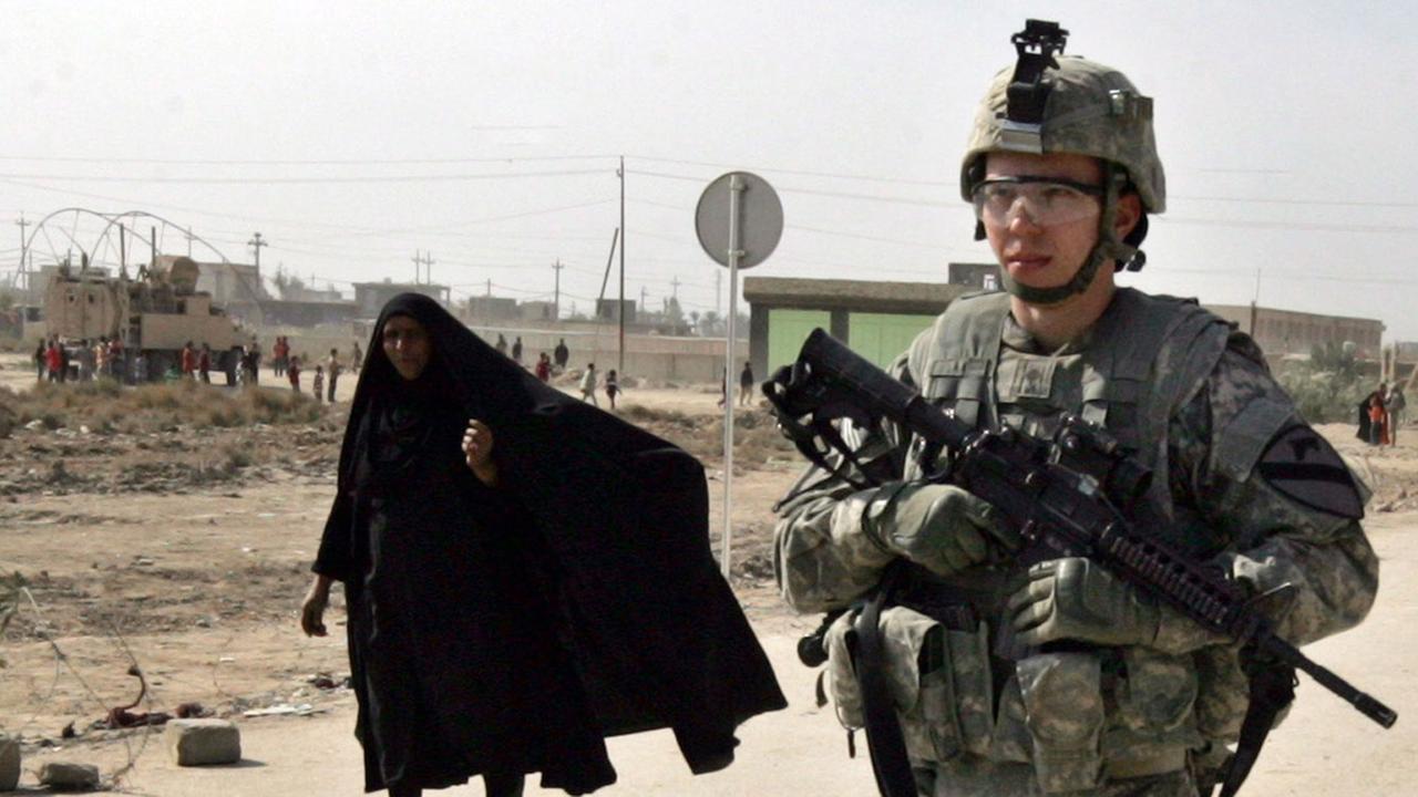 Ein US-Soldat auf Patrouille in Bagdad Ein US-Soldat auf Patrouille in Bagdad