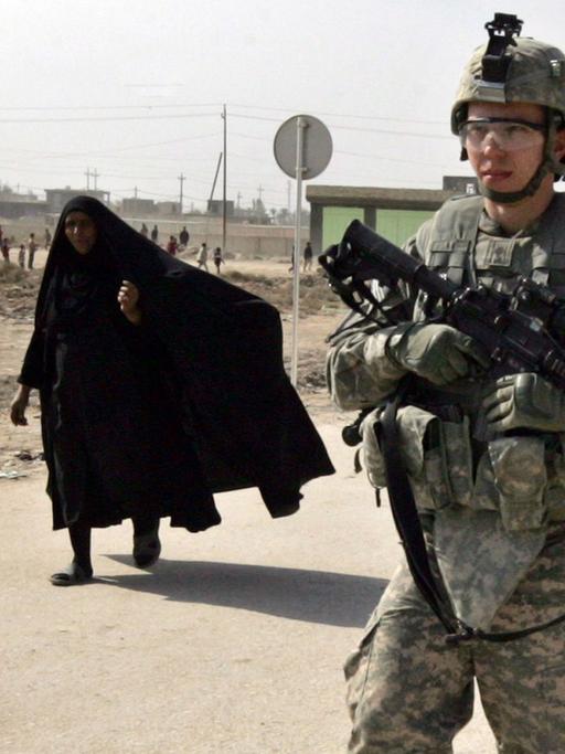 Ein US-Soldat auf Patrouille in Bagdad