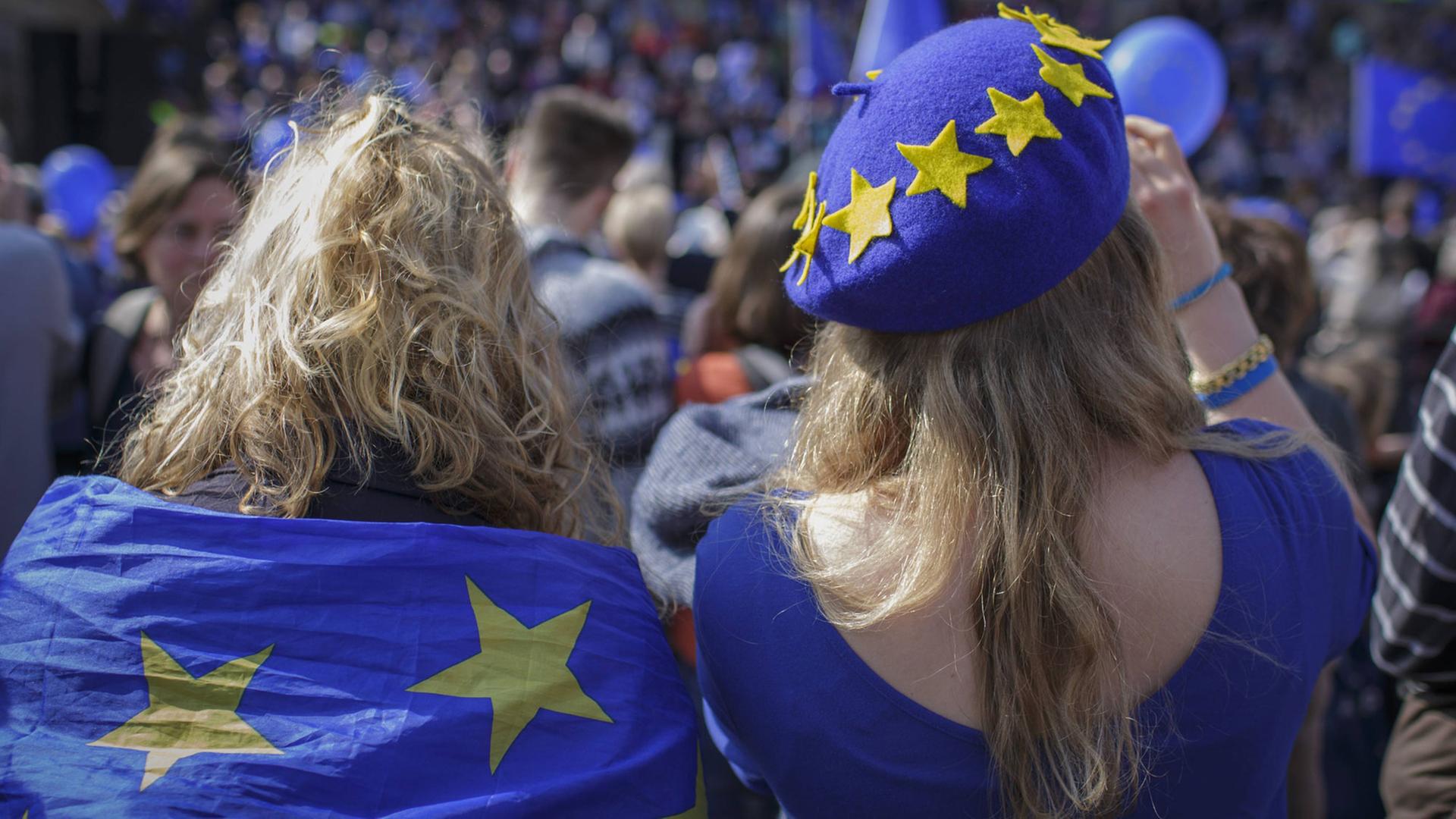 Zwei Besucherinnen der Pulse of Europe Demonstration in Berlin Zwei Besucherinnen der Pulse of Europe Demonstration in Berlin