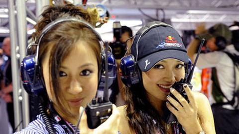 Die beiden Mädchen in Singapur scheinen das Gerät cool zu finden. 
