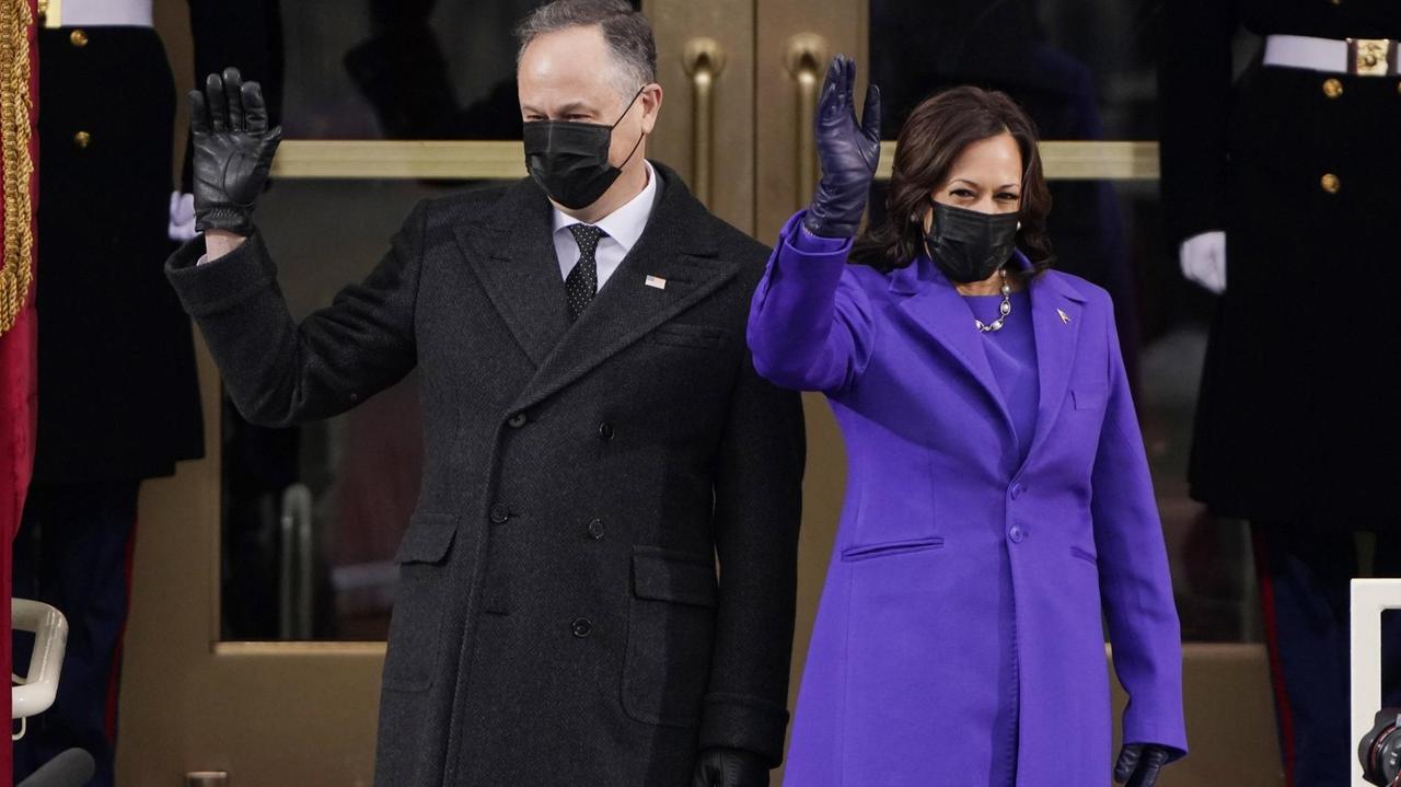 Vizepräsidentin Kamala Harris und ihr Mann Doug Emhoff winken Vizepräsidentin Kamala Harris und ihr Mann Doug Emhoff winken