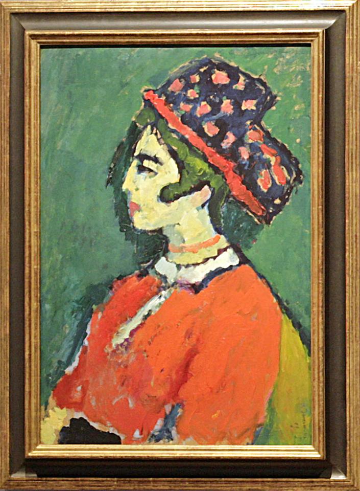 "Resi" mit rotem Kleid vor grünem Grund aus dem Jahr 1909 - eines der vielen Frauenbildnisse von Alexej von Jawlensky.