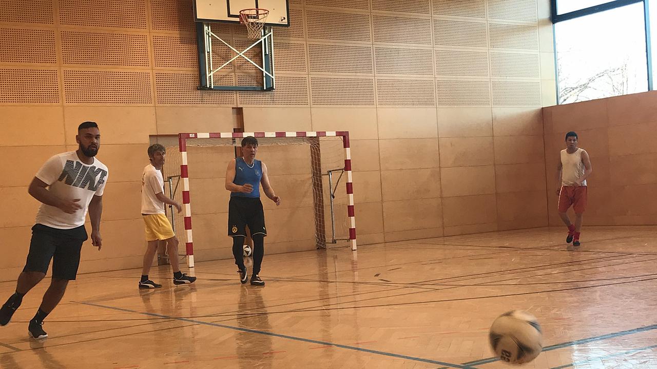 Fußball-Spieler des Vereins FC International spielen in einer Sporthalle in Klagenfurt Fußball Fußball-Spieler des Vereins FC International spielen in einer Sporthalle in Klagenfurt Fußball