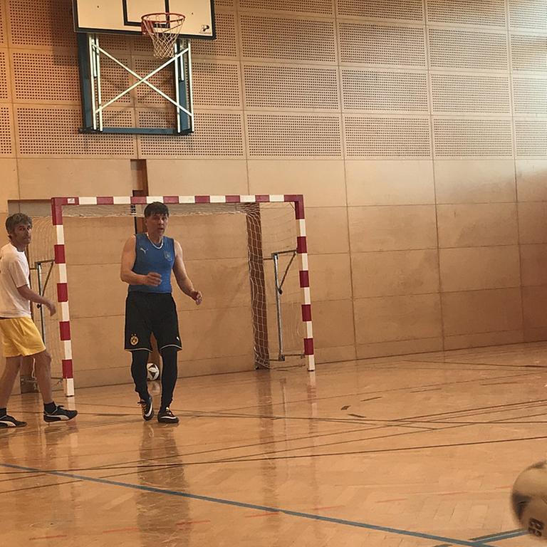 Fußball-Spieler des Vereins FC International spielen in einer Sporthalle in Klagenfurt Fußball