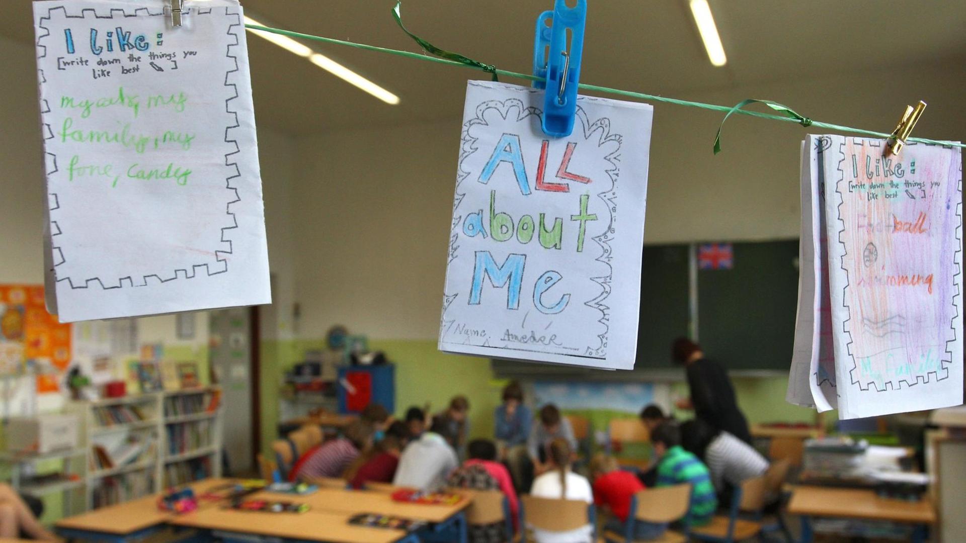 Von Schülerinnen und Schülern einer Grundschule in Augsburg auf englisch gestaltete persönliche Heftchen hängen während des Unterrichtes in einem Klassenzimmer Von Schülerinnen und Schülern einer Grundschule in Augsburg auf englisch gestaltete persönliche Heftchen hängen während des Unterrichtes in einem Klassenzimmer