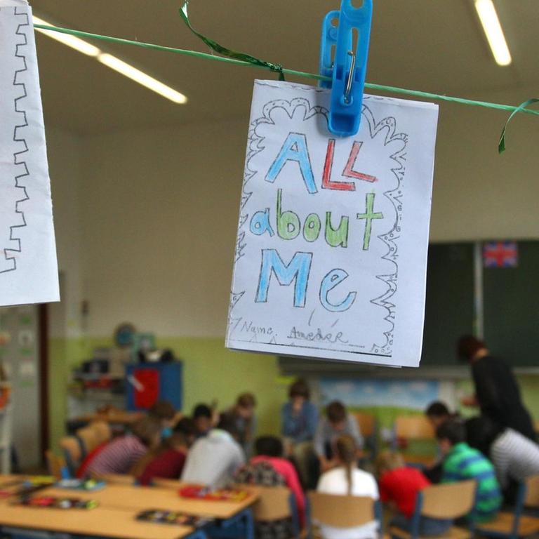Von Schülerinnen und Schülern einer Grundschule in Augsburg auf englisch gestaltete persönliche Heftchen hängen während des Unterrichtes in einem Klassenzimmer