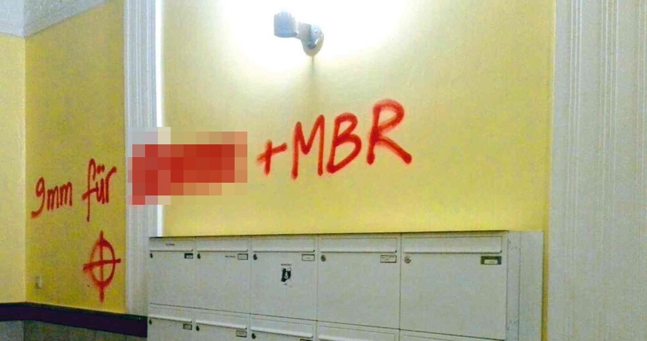 An die Wand eines Wohnhauses ist die Morddrohung gesprüht "9 mm für ..." An die Wand eines Wohnhauses ist die Morddrohung gesprüht "9 mm für ..."