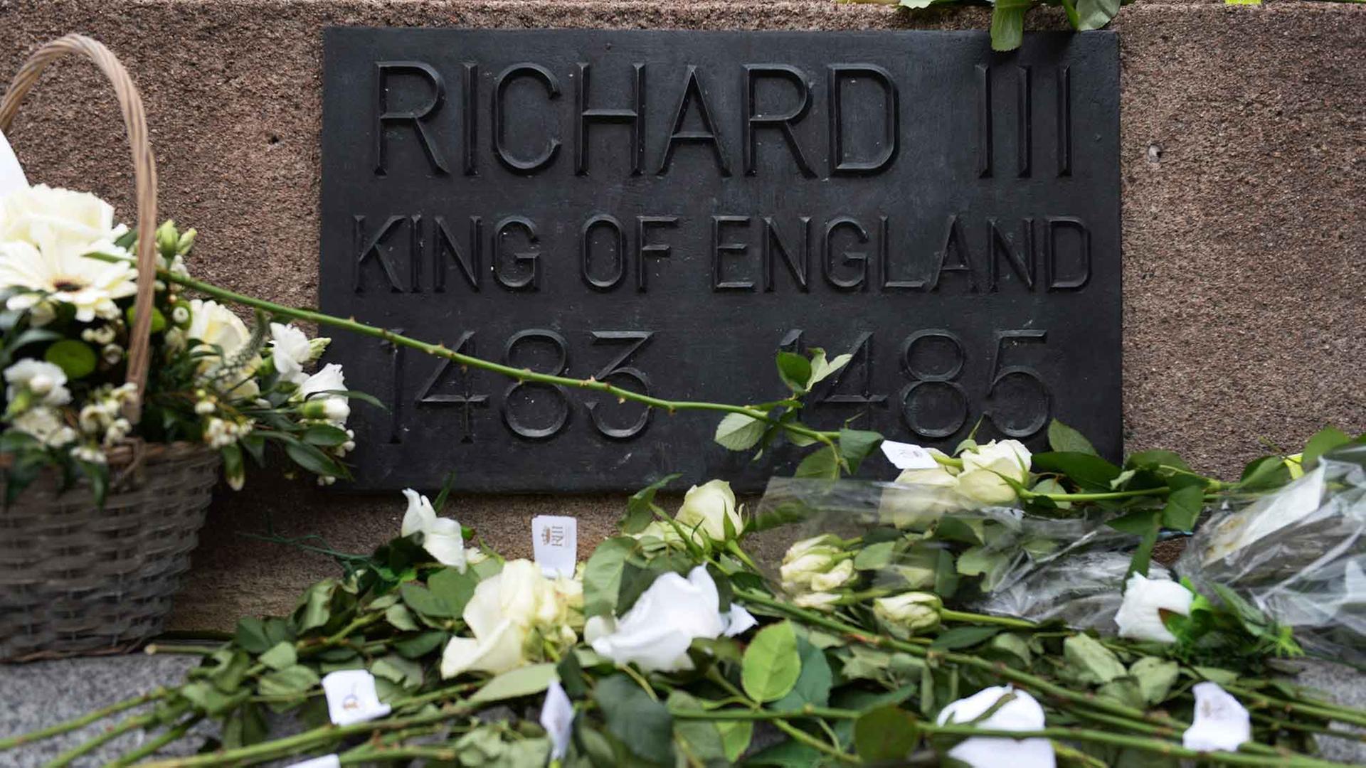 Weißen Rosen liegen vor eine Statue für den englischen König Richard III in Leicester. Weißen Rosen liegen vor eine Statue für den englischen König Richard III in Leicester.
