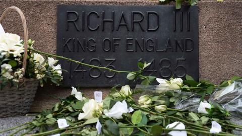 Weißen Rosen liegen vor eine Statue für den englischen König Richard III in Leicester.