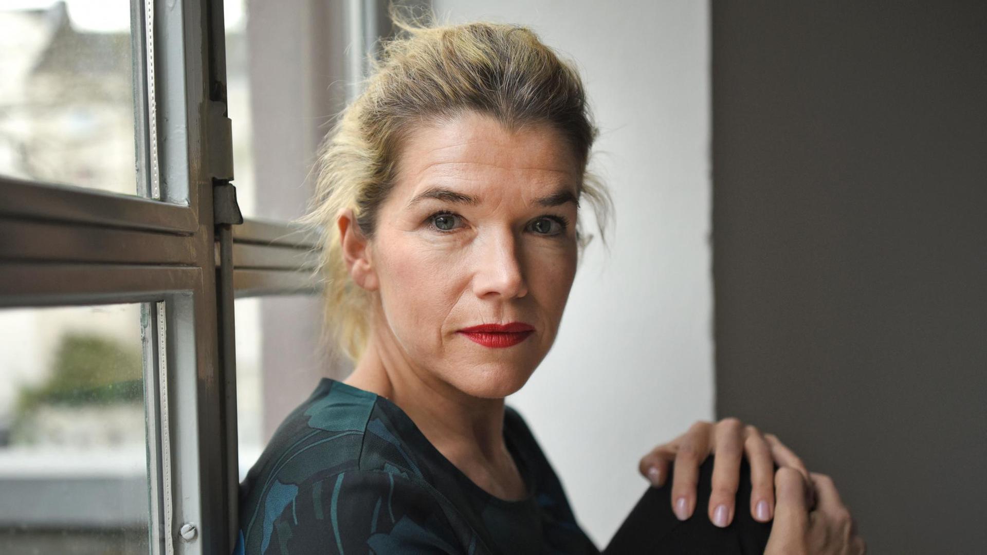 Die Schauspielerin und Autorin Anke Engelke schaut 01.12.2017 in Köln (Nordrhein-Westfalen) nach einem dpa-Gespräch im die Kamera. (zu dpa «Anke Engelke: «Habe mich als Kind schon supergern verkleidet»» vom 03.12.2017) Foto: Henning Kaiser/dpa | Verwendung weltweit Die Schauspielerin und Autorin Anke Engelke schaut 01.12.2017 in Köln (Nordrhein-Westfalen) nach einem dpa-Gespräch im die Kamera. (zu dpa «Anke Engelke: «Habe mich als Kind schon supergern verkleidet»» vom 03.12.2017) Foto: Henning Kaiser/dpa | Verwendung weltweit