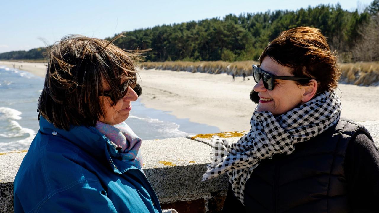 Renate Schönfelder und Gayle Tufts am Strand bei Prora. Renate Schönfelder und Gayle Tufts am Strand bei Prora.