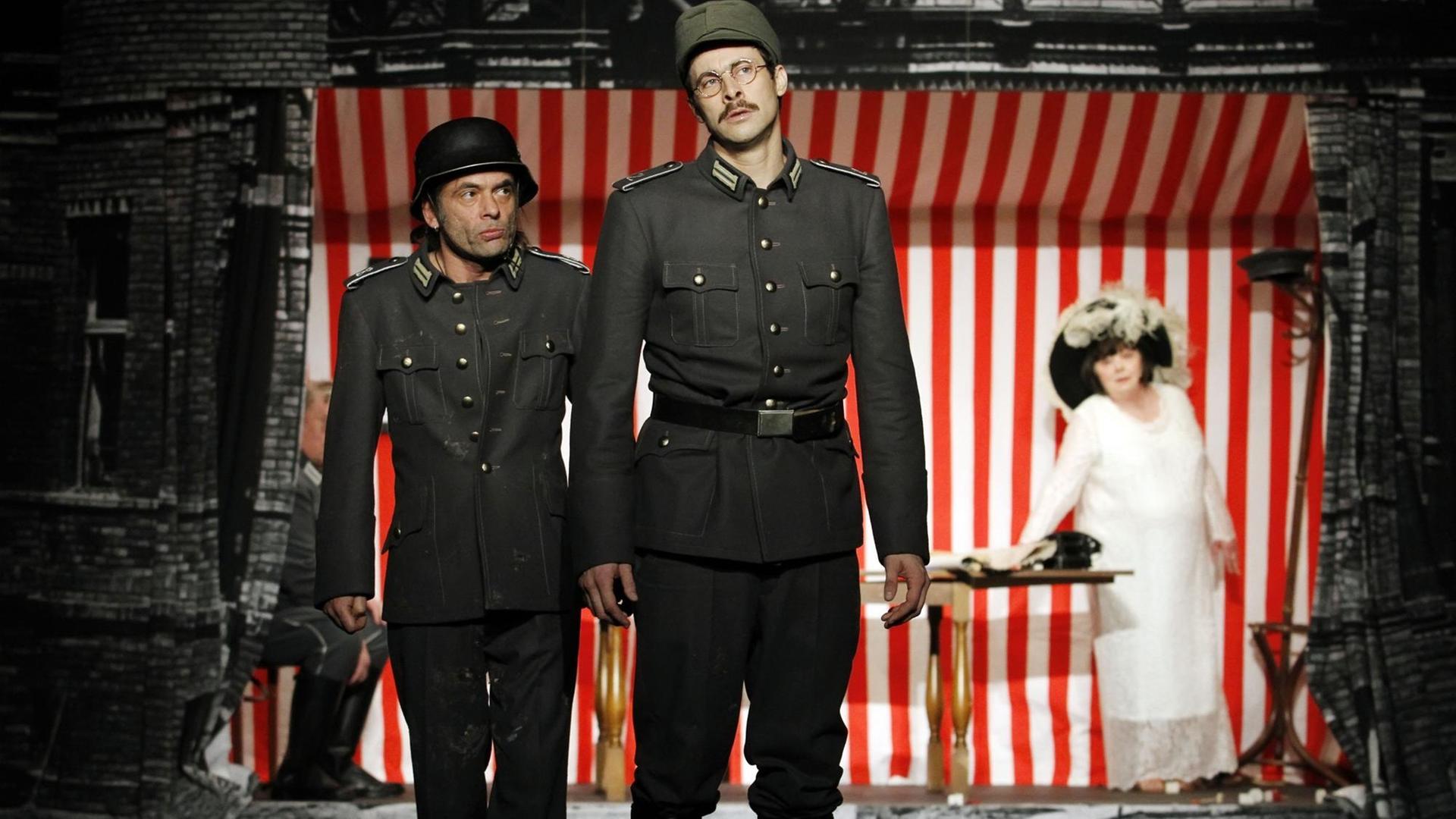 Szenenfoto aus dem "Kaufmann von Berlin" 2010 an der Volksbühne. Szenenfoto aus dem "Kaufmann von Berlin" 2010 an der Volksbühne.