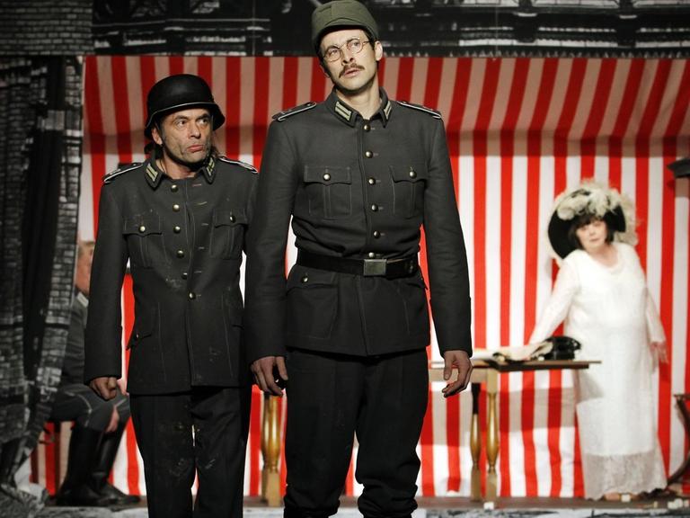 Szenenfoto aus dem "Kaufmann von Berlin" 2010 an der Volksbühne.