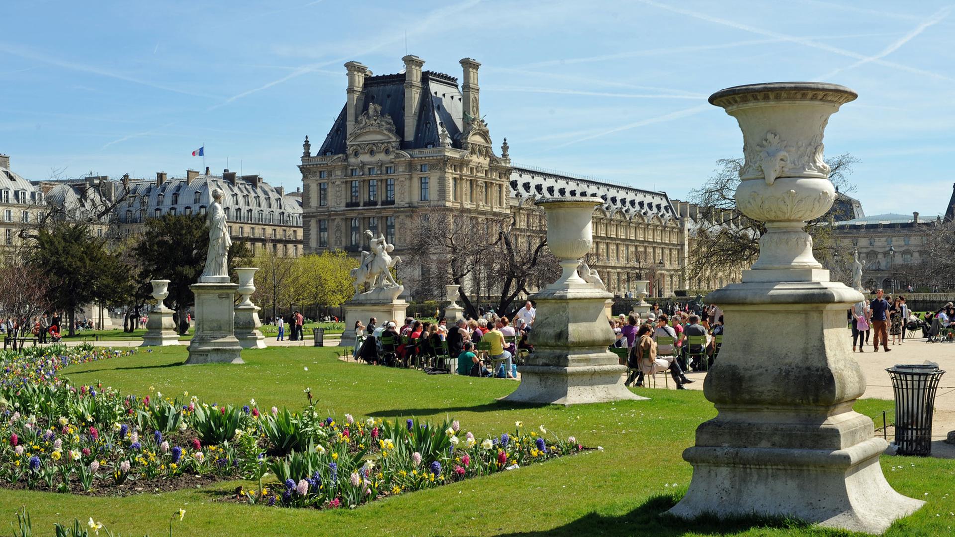 Parkanlage "Jardin des Tuileries " (dahinter der Louvre). Parkanlage "Jardin des Tuileries " (dahinter der Louvre).