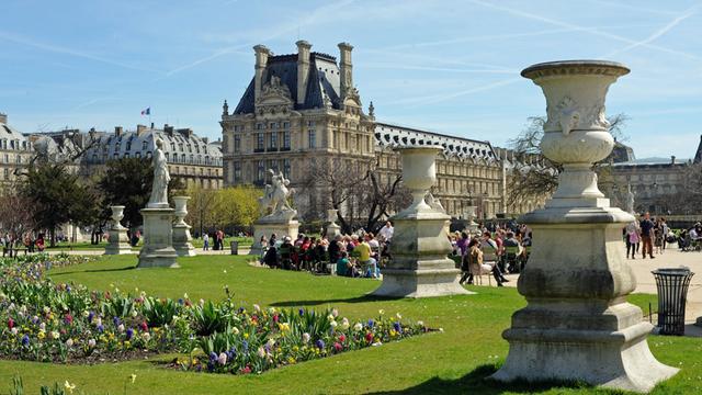 Parkanlage "Jardin des Tuileries " (dahinter der Louvre).