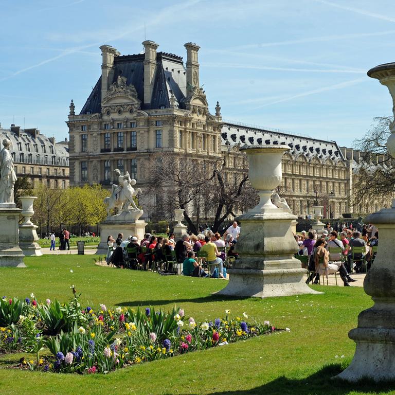 Parkanlage "Jardin des Tuileries " (dahinter der Louvre)