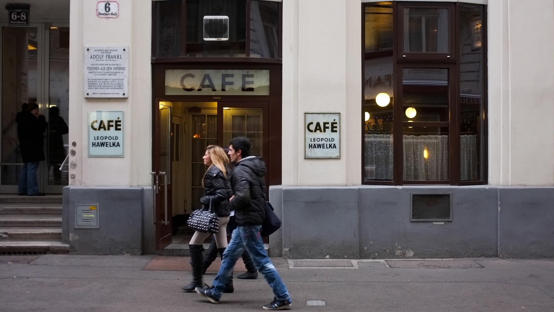 Das Café Hawelka wurde 1939 von Leopold Hawelka in Wien eröffnet. Nach Ende der Besatzungszeit entwickelte sich das Café ab 1955 rasch zum Treffpunkt für Schriftsteller und Kritiker aller Couleur.