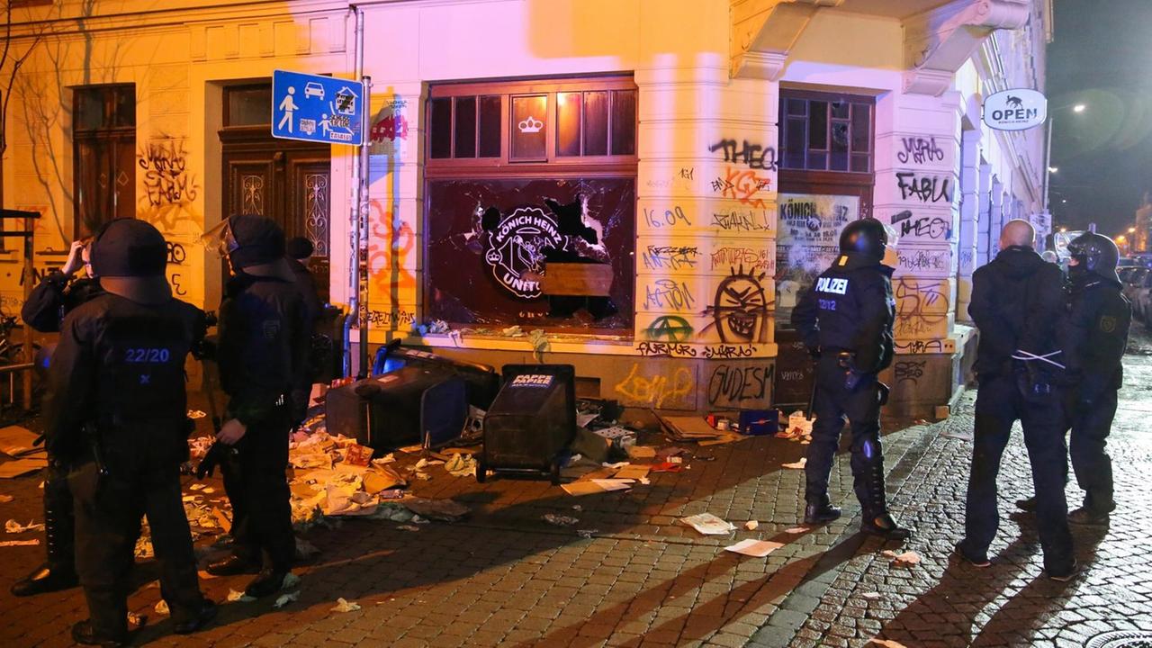 Rechte Hooligans sorgten für Zerstörungen in Leipzig. Rechte Hooligans sorgten für Zerstörungen in Leipzig.