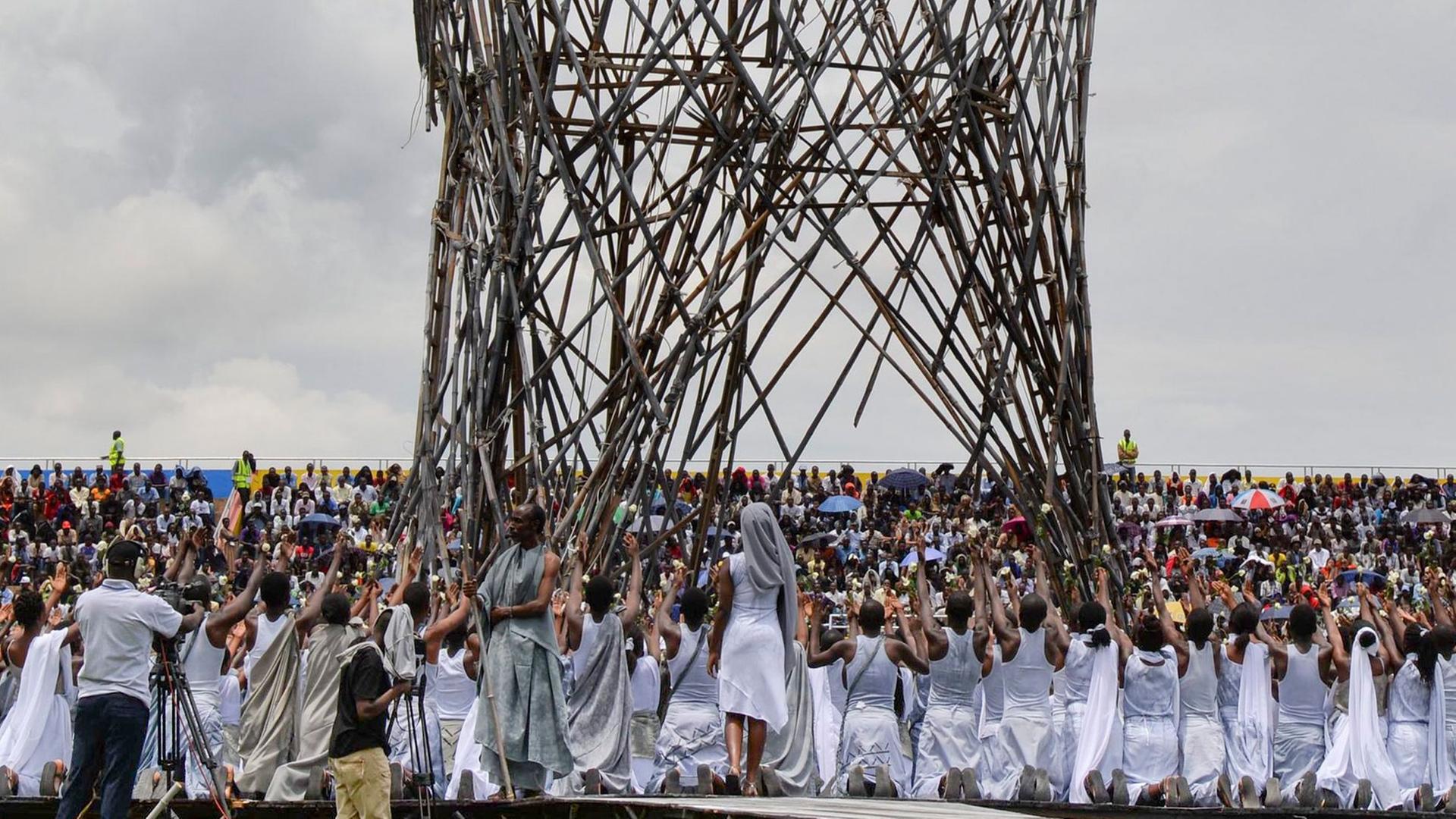 Performers pray in commemoration during an event to commemorate the 20th anniversary of the Rwandan genocide at Amahoro stadium in the capital Kigali, Rwanda, 07 April 2014.
