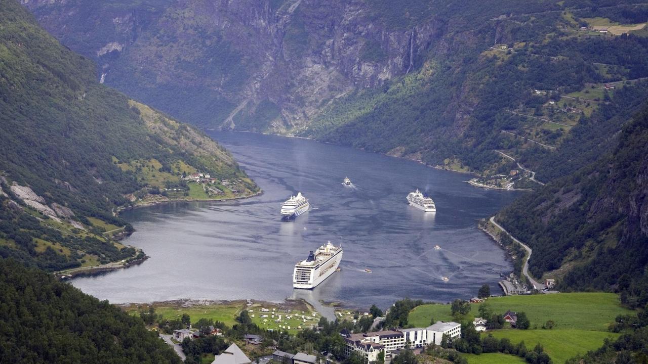 Blick auf den Geirangerfjord mit Kreuzfahrtschiffen Blick auf den Geirangerfjord mit Kreuzfahrtschiffen