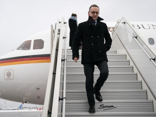18.01.2019, Russland, Moskau: Heiko Maas (SPD), Außenminister, geht am Wnukowo II-Flughafen nach der Ankunft die Gangway des Airbus A321 der Luftwaffe hinunter. Maas hält sich für politische Gespräche in der russischen Hauptstadt auf.