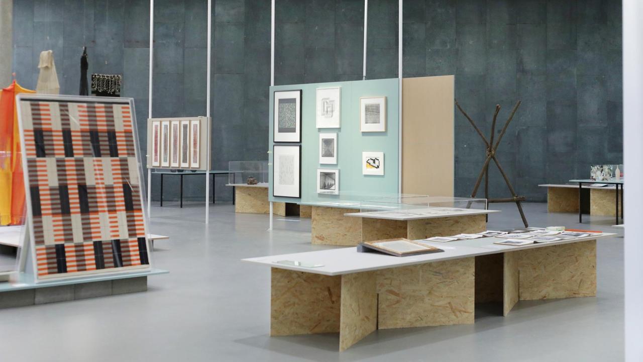 Die Ausstellung "Bauhaus Imaginista" im Berliner Haus der Kulturen der Welt. Ein Ausstellungsraum mit verschiedenen Objekten innerhalb der Ausstellung. Die Ausstellung "Bauhaus Imaginista" im Berliner Haus der Kulturen der Welt. Ein Ausstellungsraum mit verschiedenen Objekten innerhalb der Ausstellung.