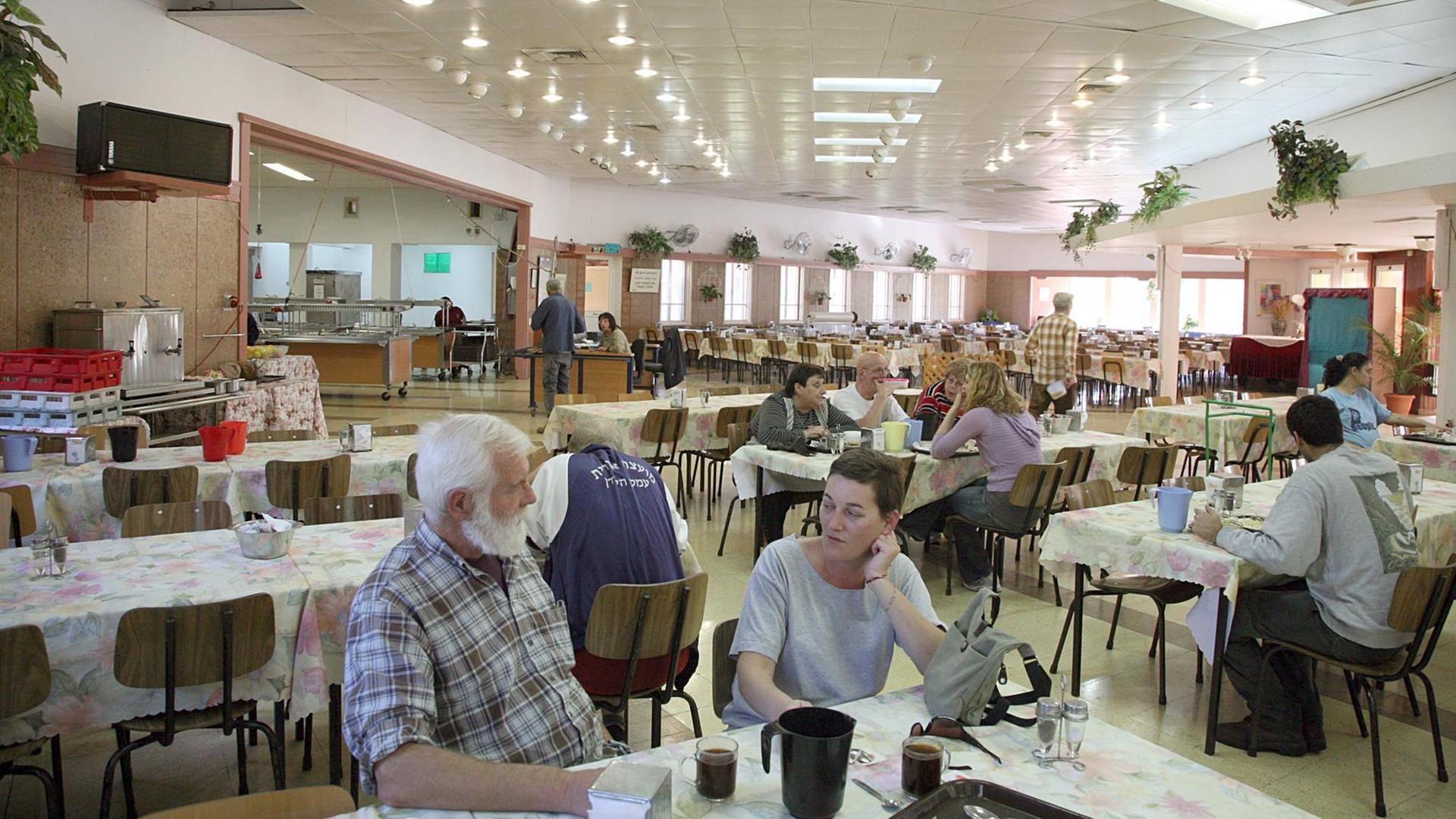 Der Speisesaal im Kibbuz Degania B, aufgenommen am 22.11.2006. Degania A (Aleph) ist der älteste Kibbuz in Israel. Er wurde 1909 von jüdischen Zuwanderern aus Osteuropa gegründet. Degania B (Bet) entstand 1920 in unmittelbarer Nähe der ersten Siedlungsgemeinschaft. Der Speisesaal im Kibbuz Degania B, aufgenommen am 22.11.2006. Degania A (Aleph) ist der älteste Kibbuz in Israel. Er wurde 1909 von jüdischen Zuwanderern aus Osteuropa gegründet. Degania B (Bet) entstand 1920 in unmittelbarer Nähe der ersten Siedlungsgemeinschaft.