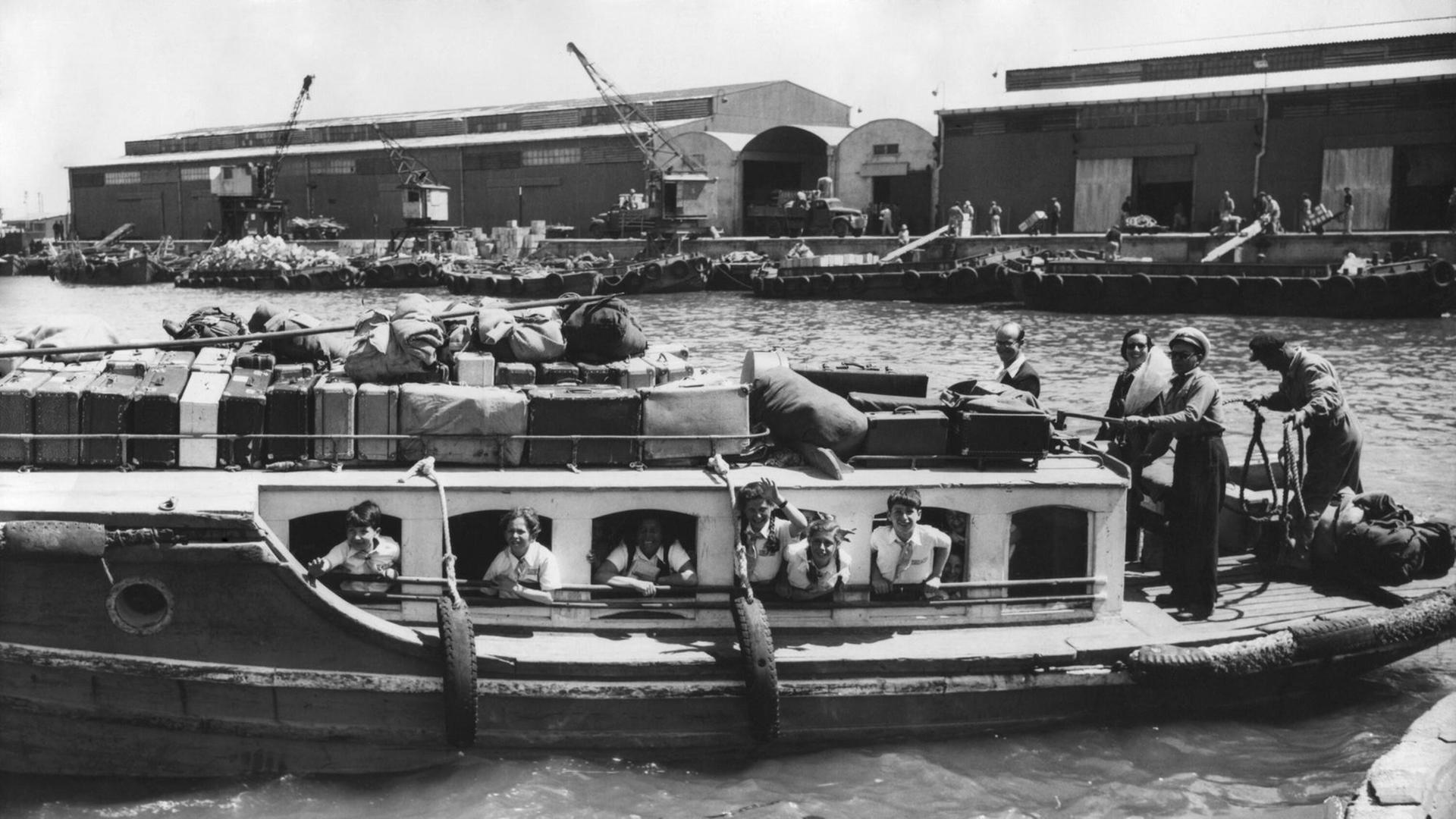 Jüdische Kinder bei der Ankunft ihres Boots in Tel Aviv am 2. April 1946