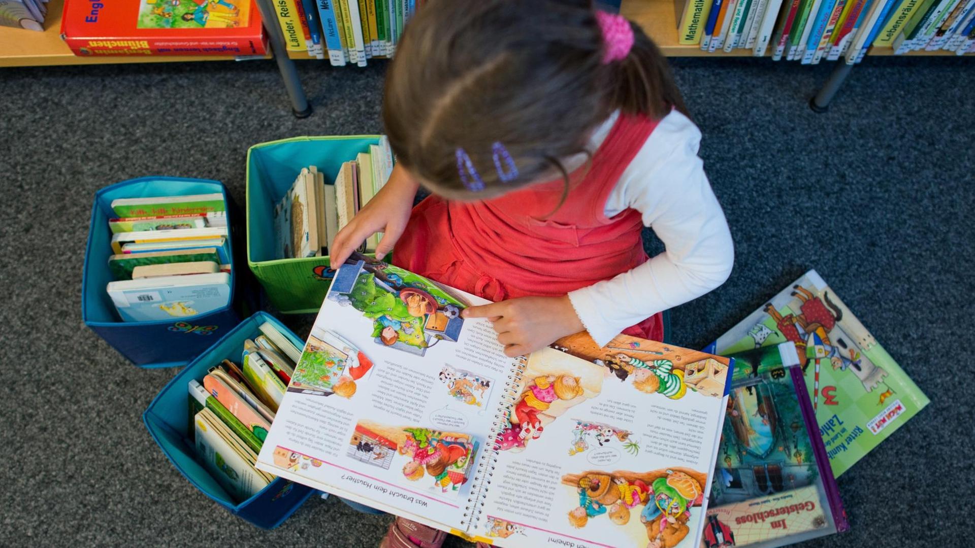 Das sechsjährige Mädchen Amy in der Kinderbibliothek in Frankfurt (Oder). Das sechsjährige Mädchen Amy in der Kinderbibliothek in Frankfurt (Oder).