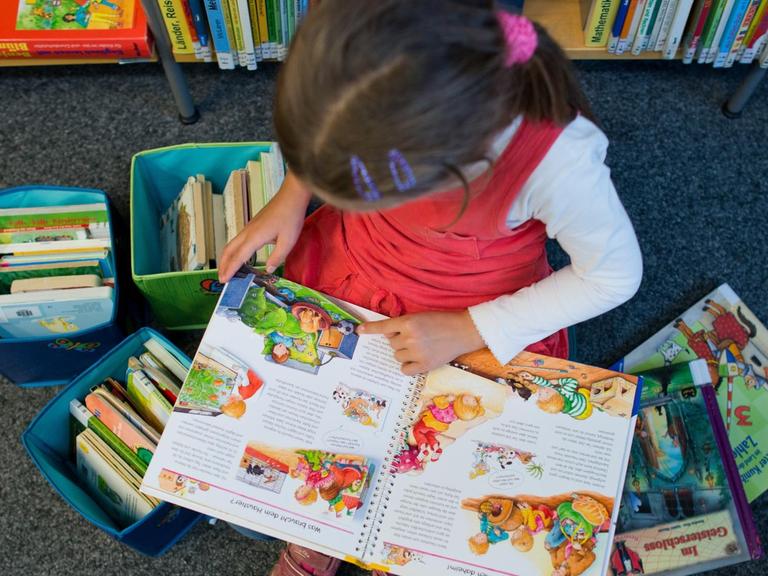 Das sechsjährige Mädchen Amy in der Kinderbibliothek in Frankfurt (Oder).