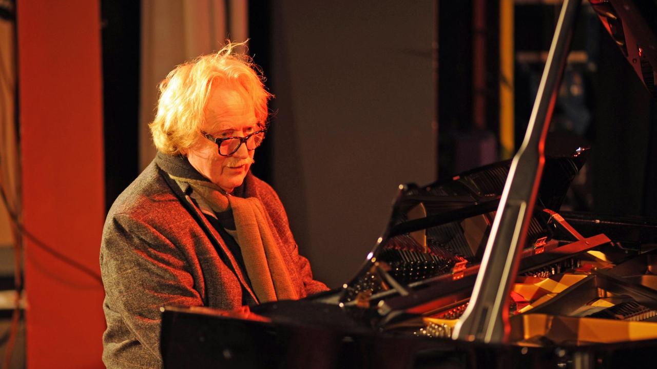 Jasper vant Hof: Direkt nach der Ankunft in Neuwied geht es zum Soundcheck auf die Bühne des Neuwieder Jazzfestivals 2017 Jasper vant Hof: Direkt nach der Ankunft in Neuwied geht es zum Soundcheck auf die Bühne des Neuwieder Jazzfestivals 2017