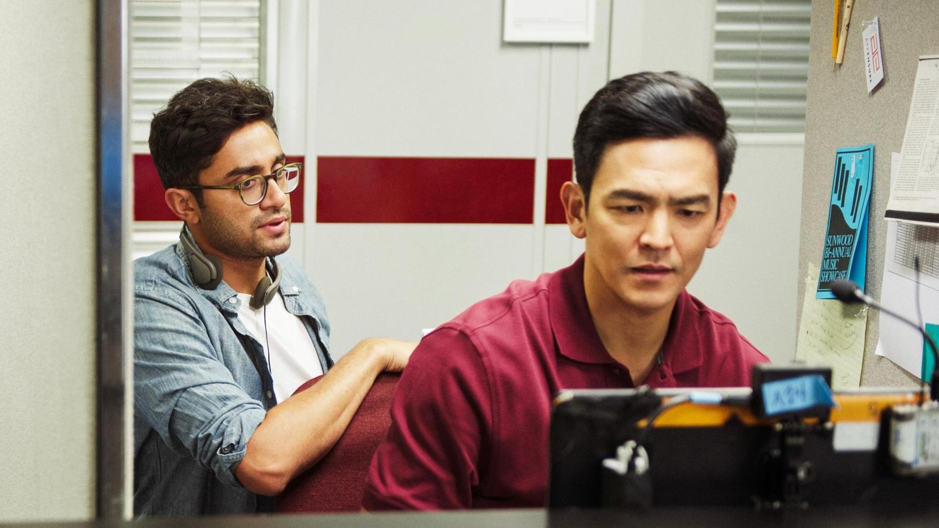 "Searching", links Regisseur und Drehbuchautor Aneesh Chaganty, rechts John Cho, am Set 2018. ph: Elizabeth Kitchens. ©Screen Gems/courtesy Everett Collection. "Searching", links Regisseur und Drehbuchautor Aneesh Chaganty, rechts John Cho, am Set 2018. ph: Elizabeth Kitchens. ©Screen Gems/courtesy Everett Collection.