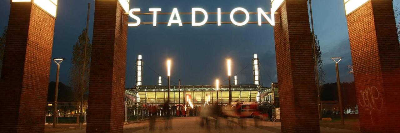Das Kölner Rhein-Energie-Stadion bei Nacht. Das Kölner Rhein-Energie-Stadion bei Nacht.