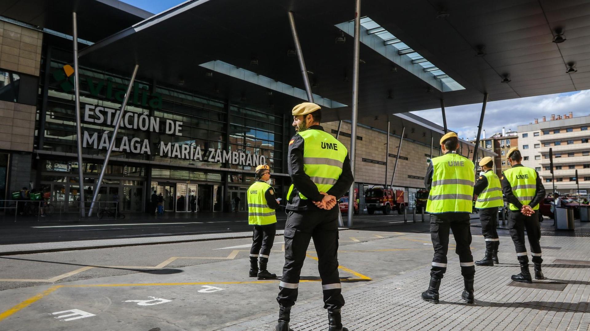 Coronavirus in Spanien: Sicherheitskräfte der Armee vor dem Flughafen von Malaga am 16. März 2020. Coronavirus in Spanien: Sicherheitskräfte der Armee vor dem Flughafen von Malaga am 16. März 2020.