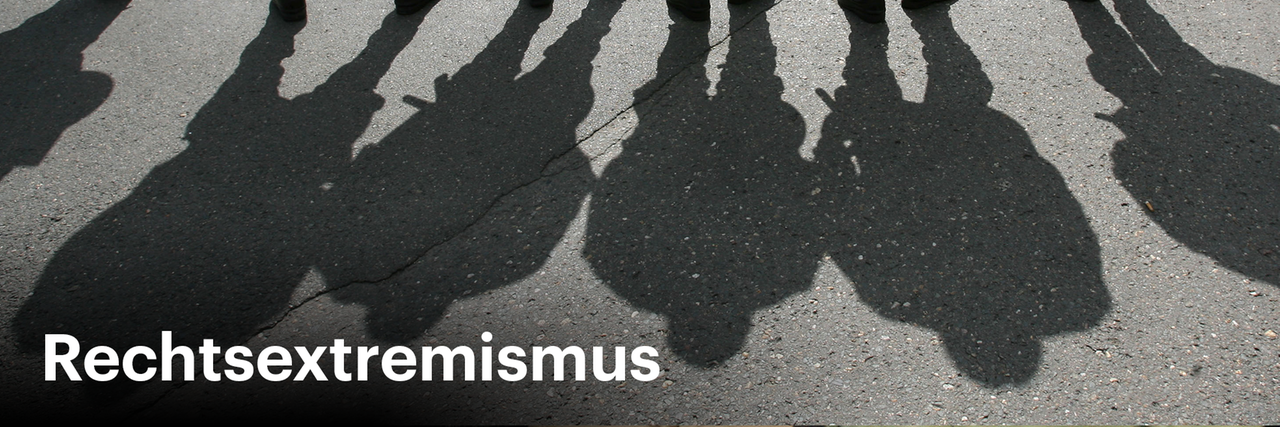 Schatten von Menschen, Text: Rechtsextremismus Schatten von Menschen, Text: Rechtsextremismus
