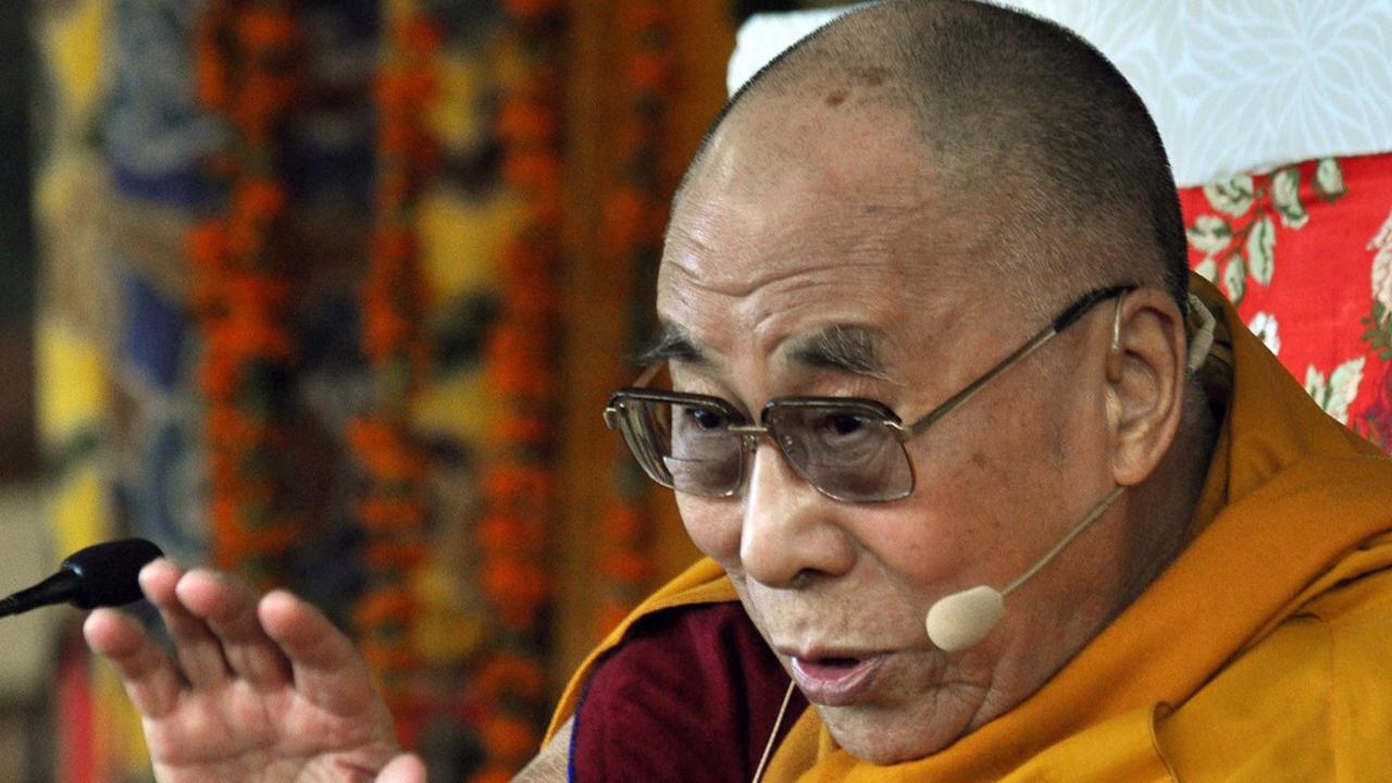 Der Dalai Lama hält eine Rede.