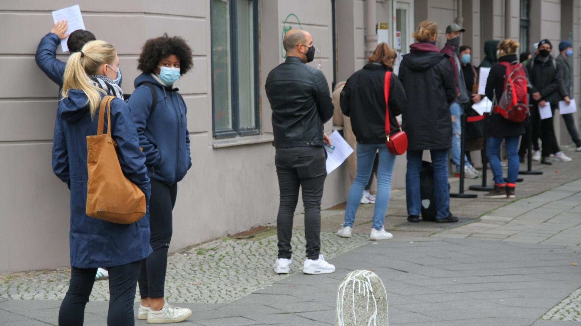 Eine Menschenschlange steht am 9.10.2020 vor dem Zentrum für Infektiologie im Prenzlauer Berg in Berlin, um sich auf eine mögliche Corona-Infektion testen zu lassen. Ein negativer Test ist Voraussetzung für einige Urlaubsgebiete in Deutschland, da Berlin als Risikogebiet gilt