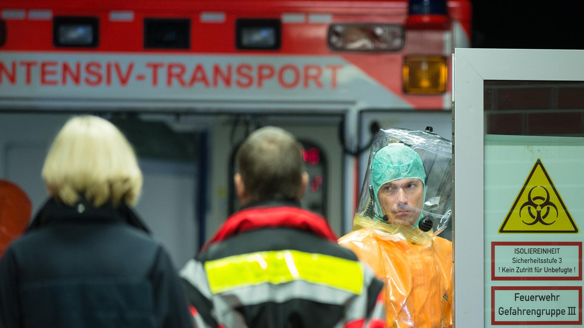 Ein an Ebola erkrankter Patient wird mit einem speziellen Krankenwagen zur Isolierstation der Uniklinik in Frankfurt am Main (Hessen) gebracht. Feuerwehrleute und Ärzte in Schutzanzügen begleiten die Ankunft des Mannes. Ein an Ebola erkrankter Patient wird mit einem speziellen Krankenwagen zur Isolierstation der Uniklinik in Frankfurt am Main (Hessen) gebracht. Feuerwehrleute und Ärzte in Schutzanzügen begleiten die Ankunft des Mannes.
