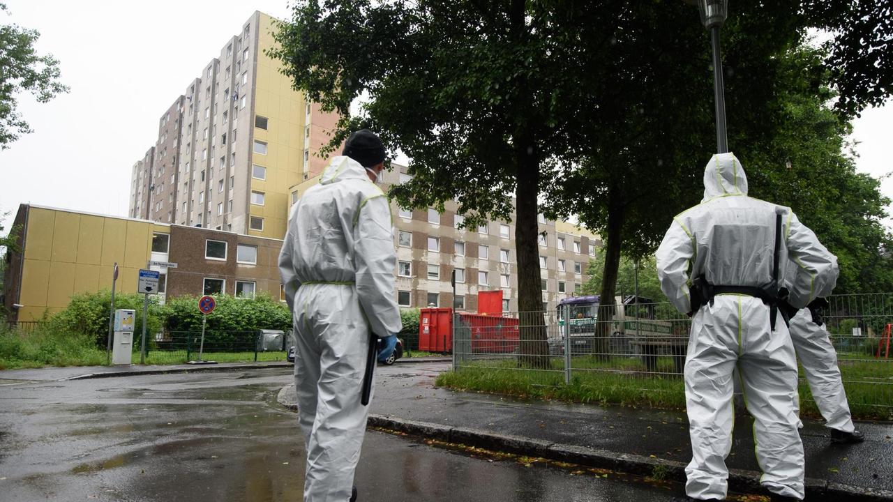 Niedersachsen, Göttingen: Polizisten in Schutzanzug steht vor einem Wohngebäude. Angesichts von etwa 100 neuen Coronavirus-Infektionen in dem Hochhaus ist der Gebäudekomplex vollständig unter Quarantäne gestellt worden. Niedersachsen, Göttingen: Polizisten in Schutzanzug steht vor einem Wohngebäude. Angesichts von etwa 100 neuen Coronavirus-Infektionen in dem Hochhaus ist der Gebäudekomplex vollständig unter Quarantäne gestellt worden.
