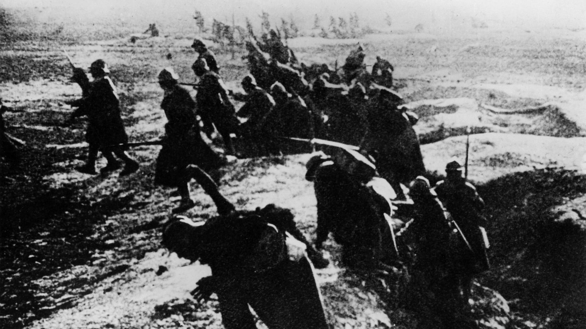 Erster Weltkrieg: Französische Soldaten klettern während der Schlacht um die ostfranzösische Stadt Verdun zu einem Angriff aus ihren Schützengräben (Archivfoto von 1916). Erster Weltkrieg: Französische Soldaten klettern während der Schlacht um die ostfranzösische Stadt Verdun zu einem Angriff aus ihren Schützengräben (Archivfoto von 1916).