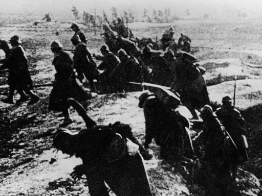 Erster Weltkrieg: Französische Soldaten klettern während der Schlacht um die ostfranzösische Stadt Verdun zu einem Angriff aus ihren Schützengräben (Archivfoto von 1916).